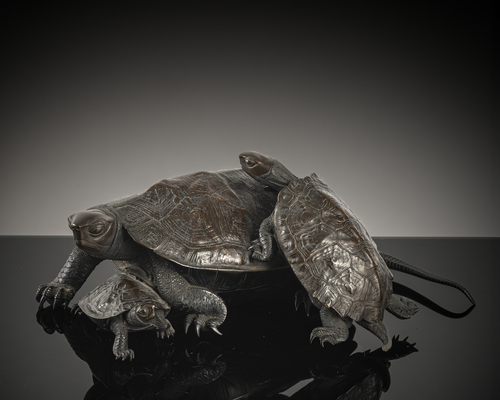 <b>Okimono einer Schildkröte mit Jungen aus Bronze auf einem Holzstand</b>