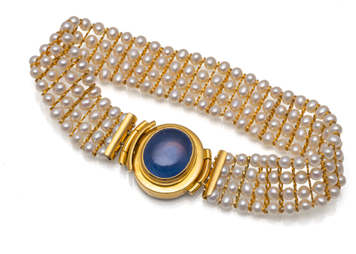 <b>Perlenarmband mit blauem Saphir-Cabochon</b>