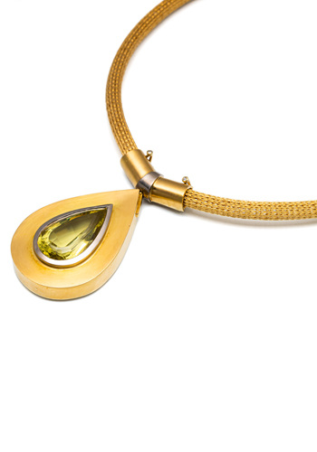 <b>Farbedelsteinanhänger an Strickkette</b>