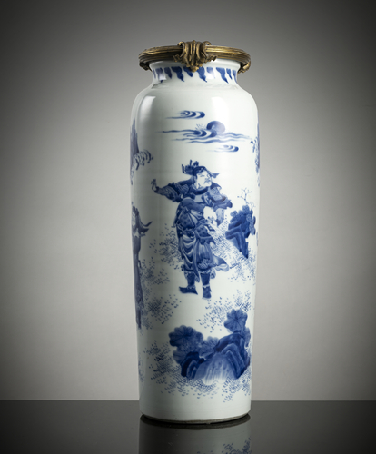 <b>Unterglasurblaue 'Rolwagen'-Vase mit Darstellung von Kriegern und vergoldeter Bronzemontierung</b> <b>Unterglasurblaue 'Rolwagen'-Vase mit Darstellung von Kriegern und vergoldeter Bronzemontierung</b>