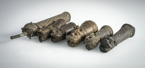 <b>Sechs kleine Sänftenabschlüsse aus Bronze</b> <b>Sechs kleine Sänftenabschlüsse aus Bronze</b>