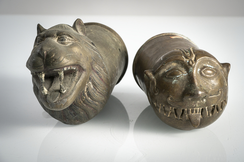 <b>Zwei Bronze-Apliken oder Sänftenabschlüsse</b> <b>Zwei Bronze-Apliken oder Sänftenabschlüsse</b>