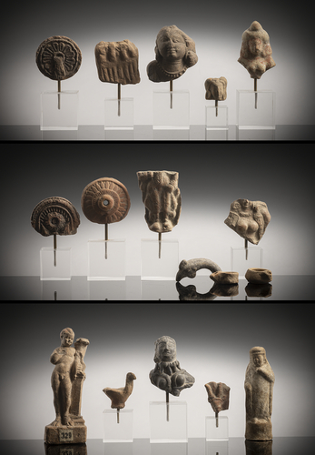 <b>Gruppe von 15 Terracotten, u.a. Figuren, Köpfe und Fragmente, teils gesockelt</b> <b>Gruppe von 15 Terracotten, u.a. Figuren, Köpfe und Fragmente, teils gesockelt</b>