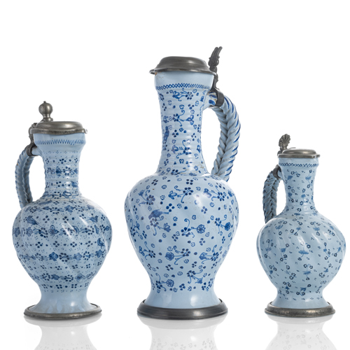 <b>Drei Enghals-Krüge mit Vögeles-Dekor</b>