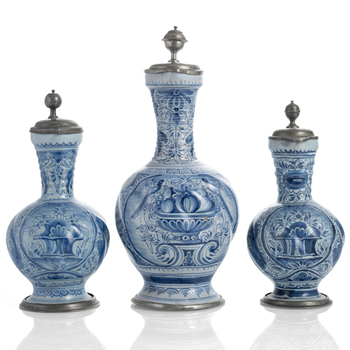 <b>Drei Enghalskrüge mit Blaudekor</b>