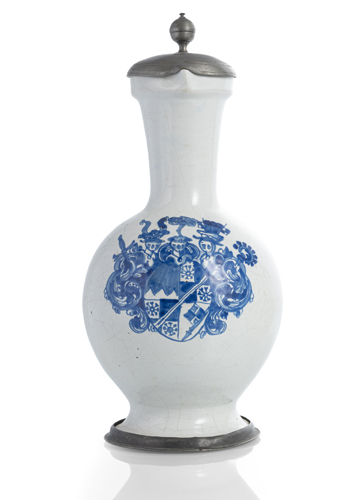 <b>Großer Enghalskrug mit Wappen</b>