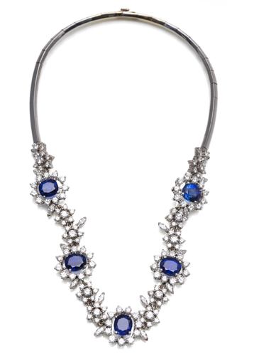 <b>Extravagantes Collier mit blauen Saphiren & Brillanten</b>