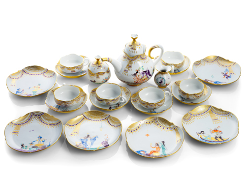 <b>A MEISSEN PORCELAIN TEA SERVICE 