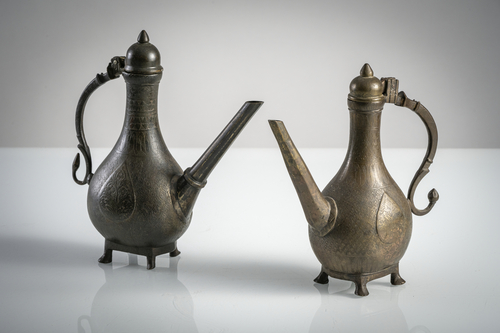 <b>Zwei feine Wasserkannen aus ziselierter Bronze</b> <b>Zwei feine Wasserkannen aus ziselierter Bronze</b>