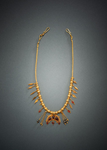 <b>AN IMPORTANT HELLENISTIC/ROMAN ALMANDINE AND GOLD NECKLACE</b>