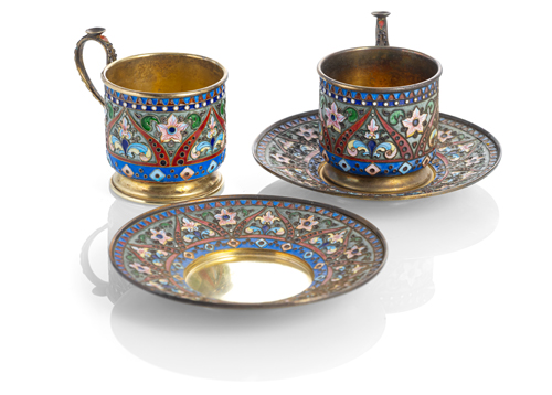 <b>Zwei Tassen und Untertassen mit Emailledekor</b>