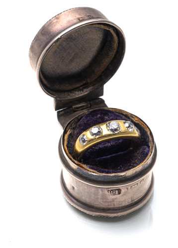 <b>Brillantring & Silberne Schmuckdose</b>