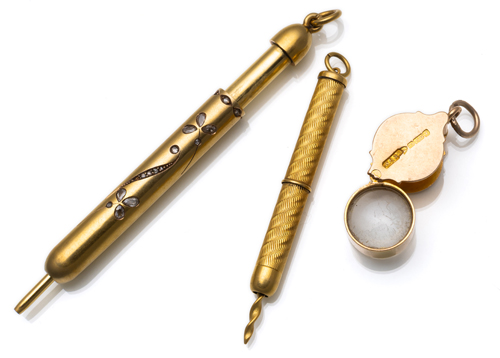 <b>Zwei Stifte & Lupe</b>