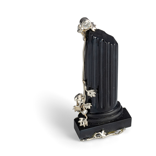 <b>Onyx Brosche mit Diamanten in Form einer Säule</b>