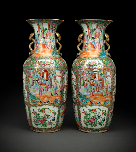 <b>Paar große Kanton-Vasen aus Porzellan mit Figurenszenen und Ruyi-Handhaben</b> <b>Paar große Kanton-Vasen aus Porzellan mit Figurenszenen und Ruyi-Handhaben</b>