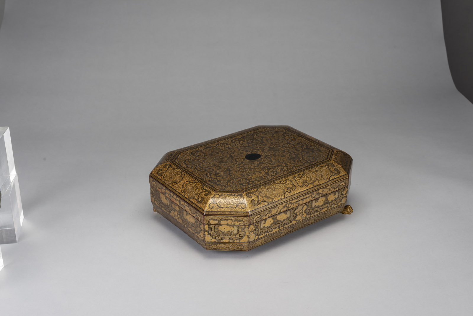 <b>Deckeldose mit Spielsteinen und Golddekor von Drachen</b>