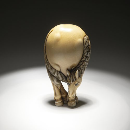 <b>Netsuke eines grasenden Pferdes aus Elfenbein mit eingelegten Pupillen</b>