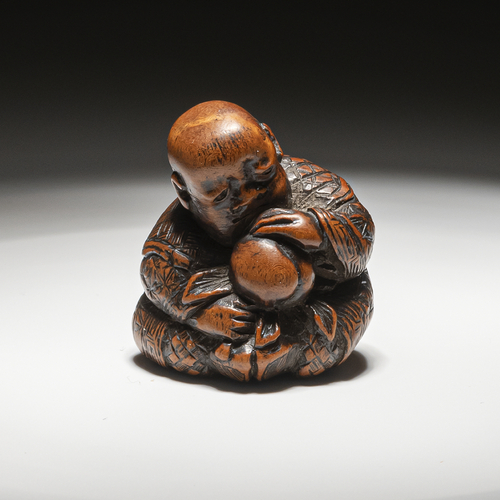<b>Netsuke aus Buchsbaum des sitzenden Knaben Momotarō mit Pfirsich</b> <b>Netsuke aus Buchsbaum des sitzenden Knaben Momotarō mit Pfirsich</b>