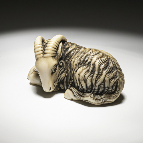 <b>Feines Netsuke einer liegenden Ziege aus Elfenbein</b> <b>Feines Netsuke einer liegenden Ziege aus Elfenbein</b>