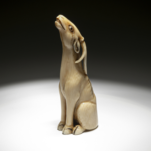 <b>Feines Netsuke eines sitzenden Rehes aus Elfenbein</b> <b>Feines Netsuke eines sitzenden Rehes aus Elfenbein</b>