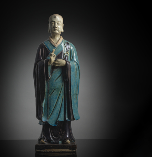 <b>Figur eines stehenden Lohan mit dreifarbiger Glasur, die rechte Hand erhoben</b> <b>Figur eines stehenden Lohan mit dreifarbiger Glasur, die rechte Hand erhoben</b>