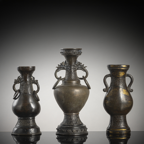 <b>Gruppe von drei Vasen aus Bronze, eine mit partieller Feuervergoldung</b> <b>Gruppe von drei Vasen aus Bronze, eine mit partieller Feuervergoldung</b>