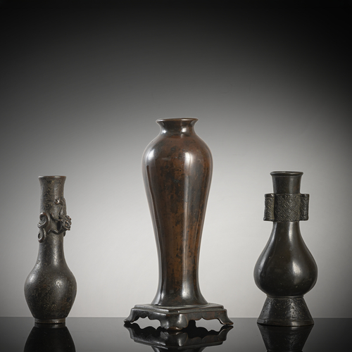 <b>Gruppe von drei Vasen aus Bronze</b> <b>Gruppe von drei Vasen aus Bronze</b>