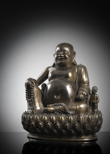 <b>Große Bronze des sitzenden Budai mit Knaben auf einem Lotussockel</b> <b>Große Bronze des sitzenden Budai mit Knaben auf einem Lotussockel</b>
