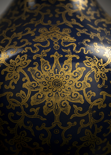 <b>Feine und seltene blau-glasierte Flaschenvase mit Goldmalerei von buddhistischen Emblemen, Lotus und Rankwerk</b> <b>Feine und seltene blau-glasierte Flaschenvase mit Goldmalerei von buddhistischen Emblemen, Lotus und Rankwerk</b>