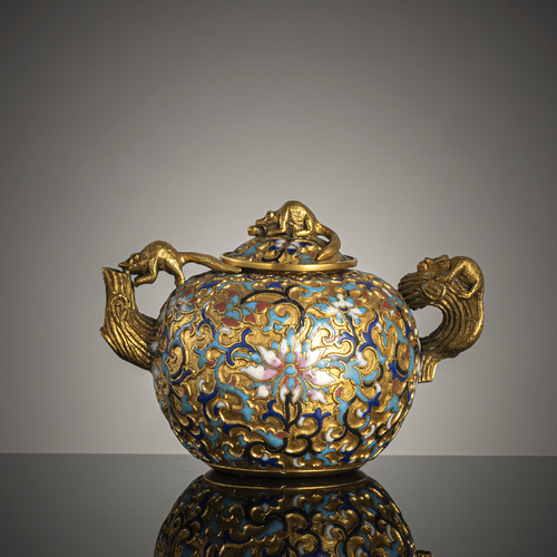 <b>Feuervergoldetes Weinkännchen mit Champlevé-Dekor von Lotus und Rankwerk, der Deckel mit einem Eichhörnchen als Knauf</b> <b>Feuervergoldetes Weinkännchen mit Champlevé-Dekor von Lotus und Rankwerk, der Deckel mit einem Eichhörnchen als Knauf</b>