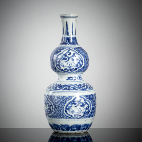 <b>Unterglasurblaue Vase in Kürbisform mit Hasenmotiven</b> <b>Unterglasurblaue Vase in Kürbisform mit Hasenmotiven</b>