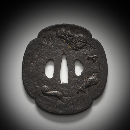 <b>Großes Tsuba aus Eisen mit Drache</b> <b>Großes Tsuba aus Eisen mit Drache</b>