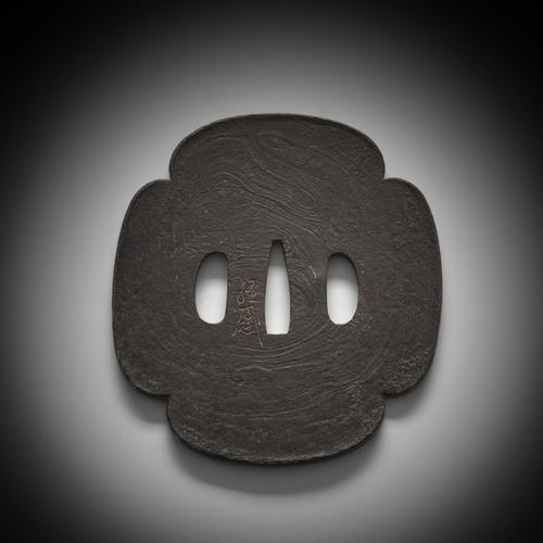 <b>Großes Tsuba aus Eisen mit imitierender Holzmaserung</b> <b>Großes Tsuba aus Eisen mit imitierender Holzmaserung</b>