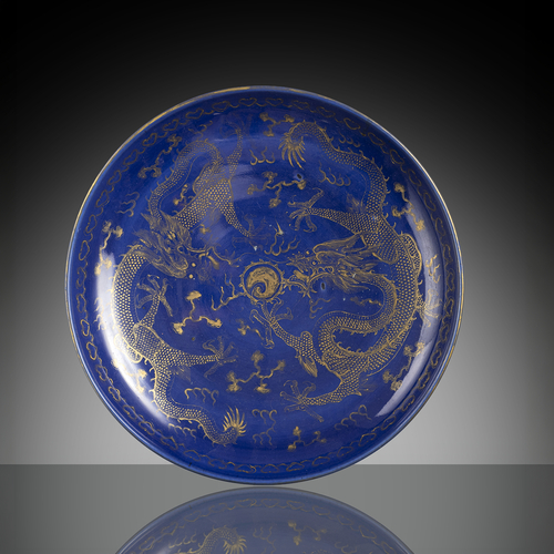 <b>Puderblau glasierte Rundplatte aus Porzellan mit Drachendekor in Goldmalerei</b> <b>Puderblau glasierte Rundplatte aus Porzellan mit Drachendekor in Goldmalerei</b>