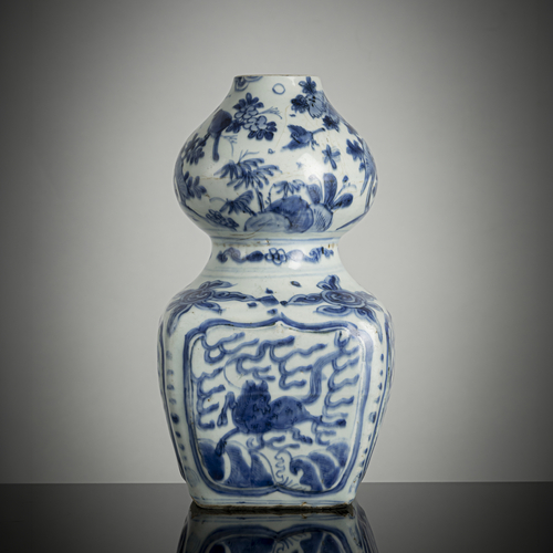 <b>Doppelkürbis-Vase mit unterglasurblauem Dekor von springenden Pferden über Wellen, Blüten und Früchten</b> <b>Doppelkürbis-Vase mit unterglasurblauem Dekor von springenden Pferden über Wellen, Blüten und Früchten</b>