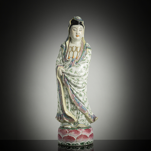 <b>Polychrom bemalte Porzellanfigur der stehenden Guanyin auf einem Lotos</b> <b>Polychrom bemalte Porzellanfigur der stehenden Guanyin auf einem Lotos</b>