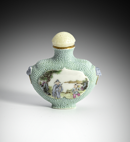 <b>Feine Snuffbottle aus Porzellan mit 'Famille rose'-Dekor von Romanszenen mit Gelehrten und Dienerknabe</b> <b>Feine Snuffbottle aus Porzellan mit 'Famille rose'-Dekor von Romanszenen mit Gelehrten und Dienerknabe</b>