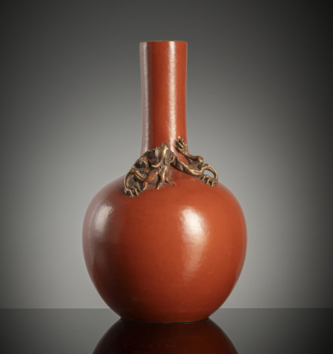 <b>Korallrot glasierte Vase aus Porzellan mit plastischem, vergoldetem Chilong auf der Schulter</b> <b>Korallrot glasierte Vase aus Porzellan mit plastischem, vergoldetem Chilong auf der Schulter</b>