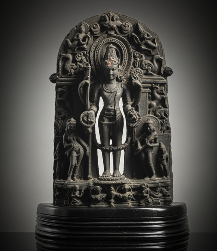 <b>PHYLLIT-STEINSTELE MIT DER DARSTELLUNG VON VISHNU</b> <b>PHYLLIT-STEINSTELE MIT DER DARSTELLUNG VON VISHNU</b>