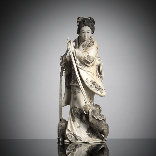 <b>Okimono einer stehenden Geisha mit Shamisen-Laute und einem Hündchen aus Elfenbein</b>