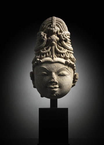 <b>KOPF EINER WEIBLICHEN FIGUR AUS SANDSTEIN</b> <b>KOPF EINER WEIBLICHEN FIGUR AUS SANDSTEIN</b>