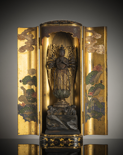 <b>VERGOLDETER UND SCHWARZ LACKIERTER HOLZSCHREIN (ZUSHI) MIT EINER FIGUR DES NYORAI-KANNON</b> <b>VERGOLDETER UND SCHWARZ LACKIERTER HOLZSCHREIN (ZUSHI) MIT EINER FIGUR DES NYORAI-KANNON</b>