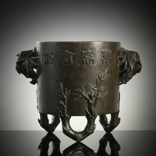 <b>Weihrauchbrenner aus Bronze mit reliefiertem Dekor von Aufschrift und Bambus</b> <b>Weihrauchbrenner aus Bronze mit reliefiertem Dekor von Aufschrift und Bambus</b>