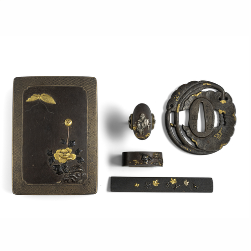 <b>Deckeldose aus Eisen im Komai-Stil, Kozuka, Tsuba und Fuchi-Kashira, teils zum Ring umgearbeite</b>