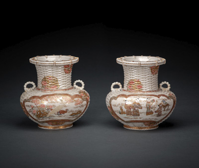 <b>Paar Satsuma -Vasen in der Art von geflochtenen Bambuskörben mit Knaben und Vögeln</b>