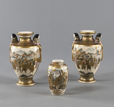 <b>Drei Satsuma-Vasen mit figuralem Dekor</b>