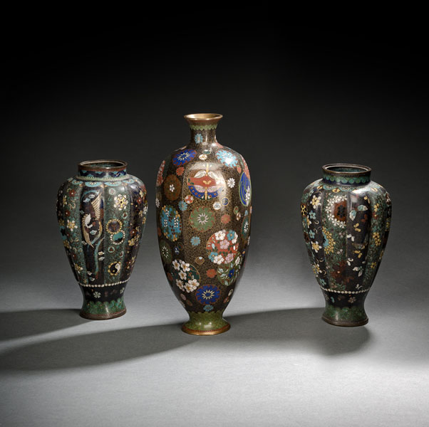 <b>Drei Cloisonné-Vasen mit polychromem, floralen  Dekor</b>