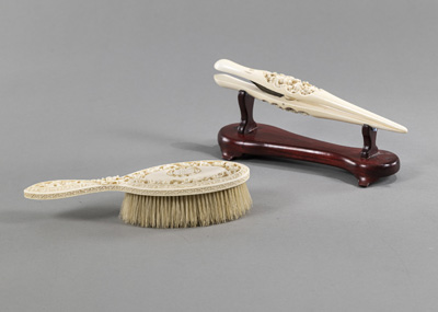 <b>Handschuhspanner und Bürste aus Elfenbein</b>