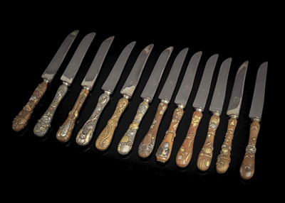 <b>Satz von 12 Messern mit Stahlklingen, mit feinen gegossenen oder getriebenen Griffen aus Buntmetall in Etui</b>