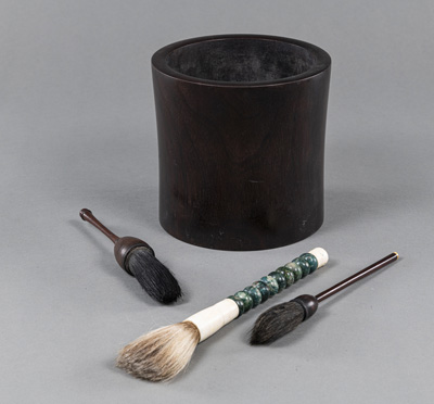 <b>A HARDWOOD BRUSHPOT WITH THREE BRUSHES</b>